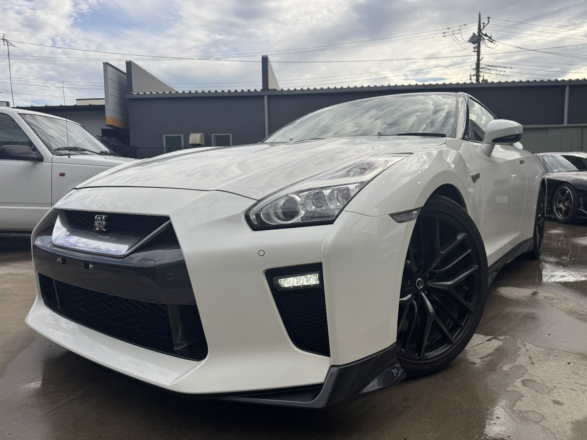 KsBASE1's tweet photo. 日産　GT-Rの買い取りになります☺️

走行距離は8800km台

プレミアムエディション　ファッショナブルインテリア装着車になります。

パールホワイトのボディに真っ赤な内装はとてもカッコいいですね❣️

速さだけでは無く内装も拘りたい方にはぴったりの車両になります☝️ https://t.co/5OZ8mNcJlA