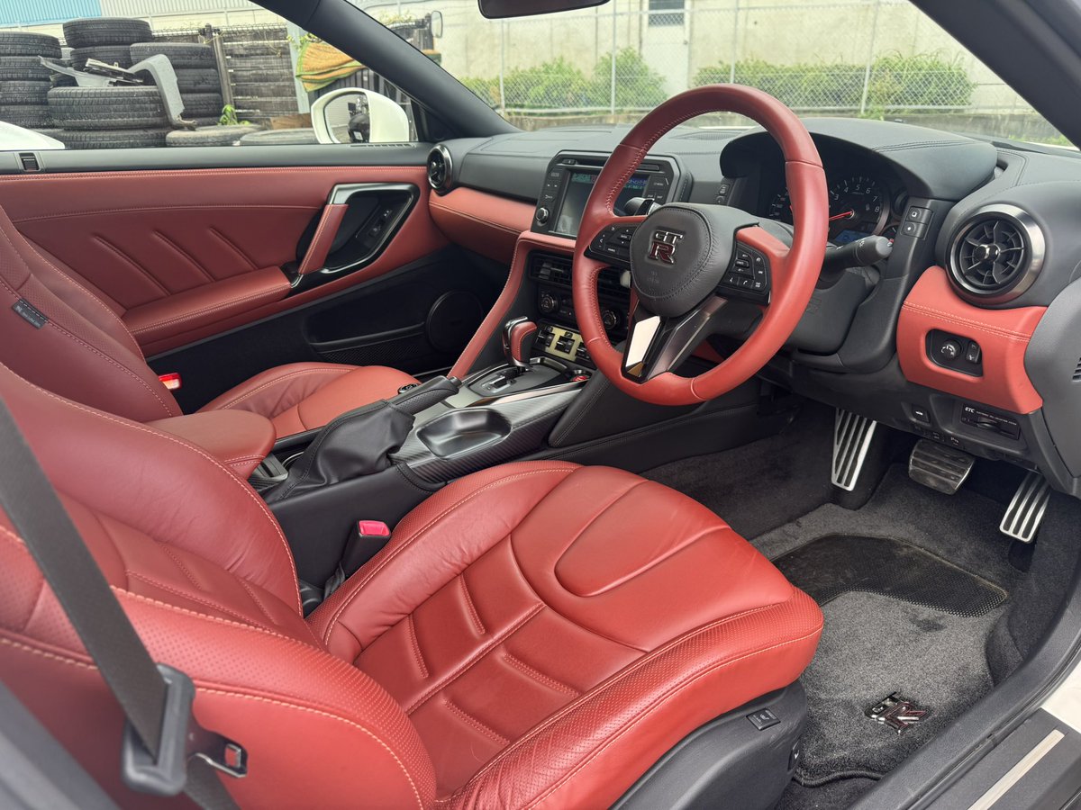 KsBASE1's tweet photo. 日産　GT-Rの買い取りになります☺️

走行距離は8800km台

プレミアムエディション　ファッショナブルインテリア装着車になります。

パールホワイトのボディに真っ赤な内装はとてもカッコいいですね❣️

速さだけでは無く内装も拘りたい方にはぴったりの車両になります☝️ https://t.co/5OZ8mNcJlA