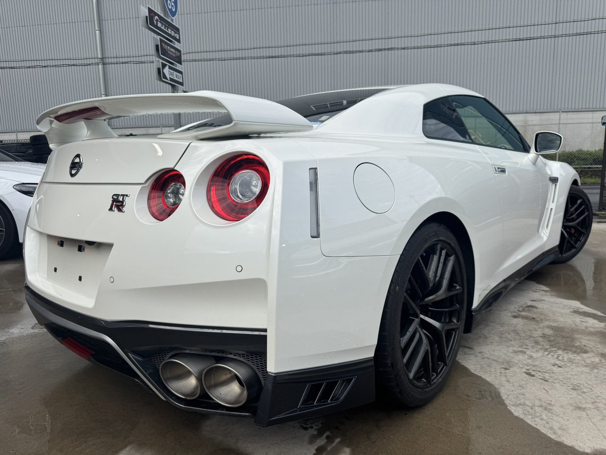 KsBASE1's tweet photo. 日産　GT-Rの買い取りになります☺️

走行距離は8800km台

プレミアムエディション　ファッショナブルインテリア装着車になります。

パールホワイトのボディに真っ赤な内装はとてもカッコいいですね❣️

速さだけでは無く内装も拘りたい方にはぴったりの車両になります☝️ https://t.co/5OZ8mNcJlA
