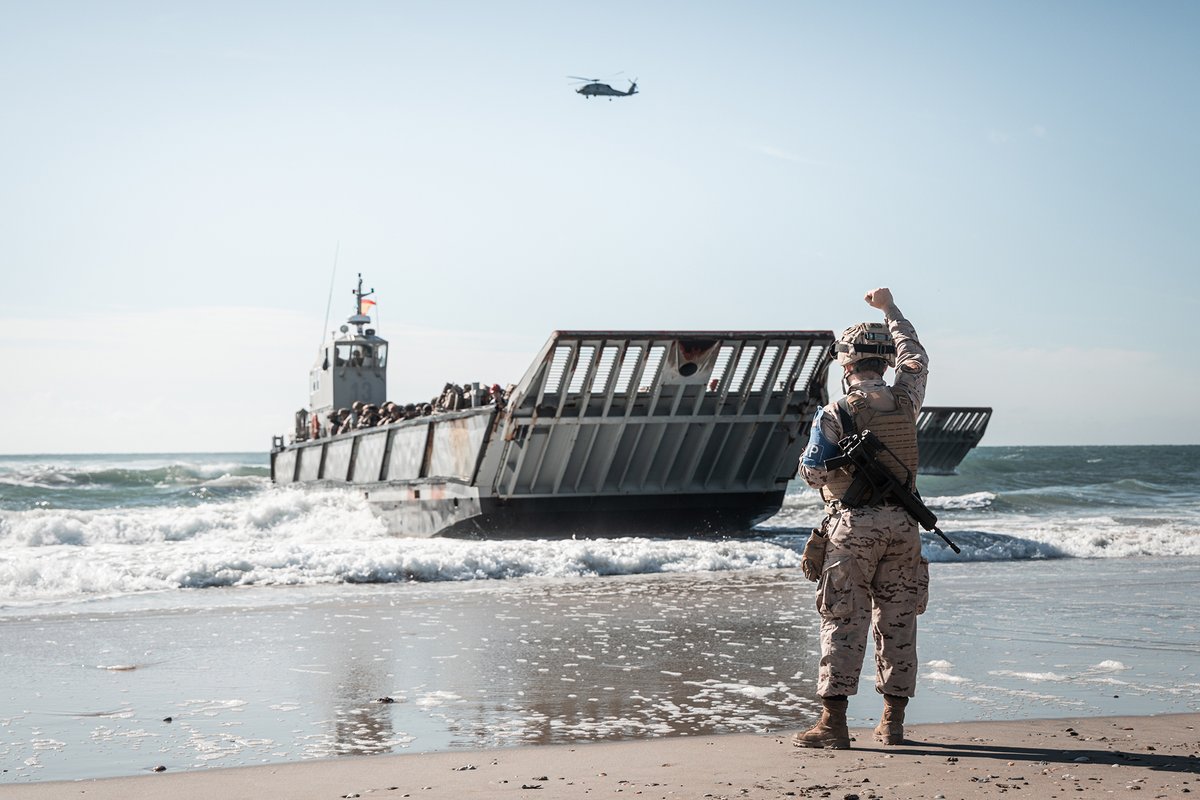MARFORSOUTH's tweet image. During UNITAS 2025, Marines and Spain’s Infantería de Marina launch amphibious operations at Onslow Beach, @camp_lejeune, Sept. 12, 2025. #USMC #UNITAS2025 #AmphibiousOperations #CampLejeune #Marines