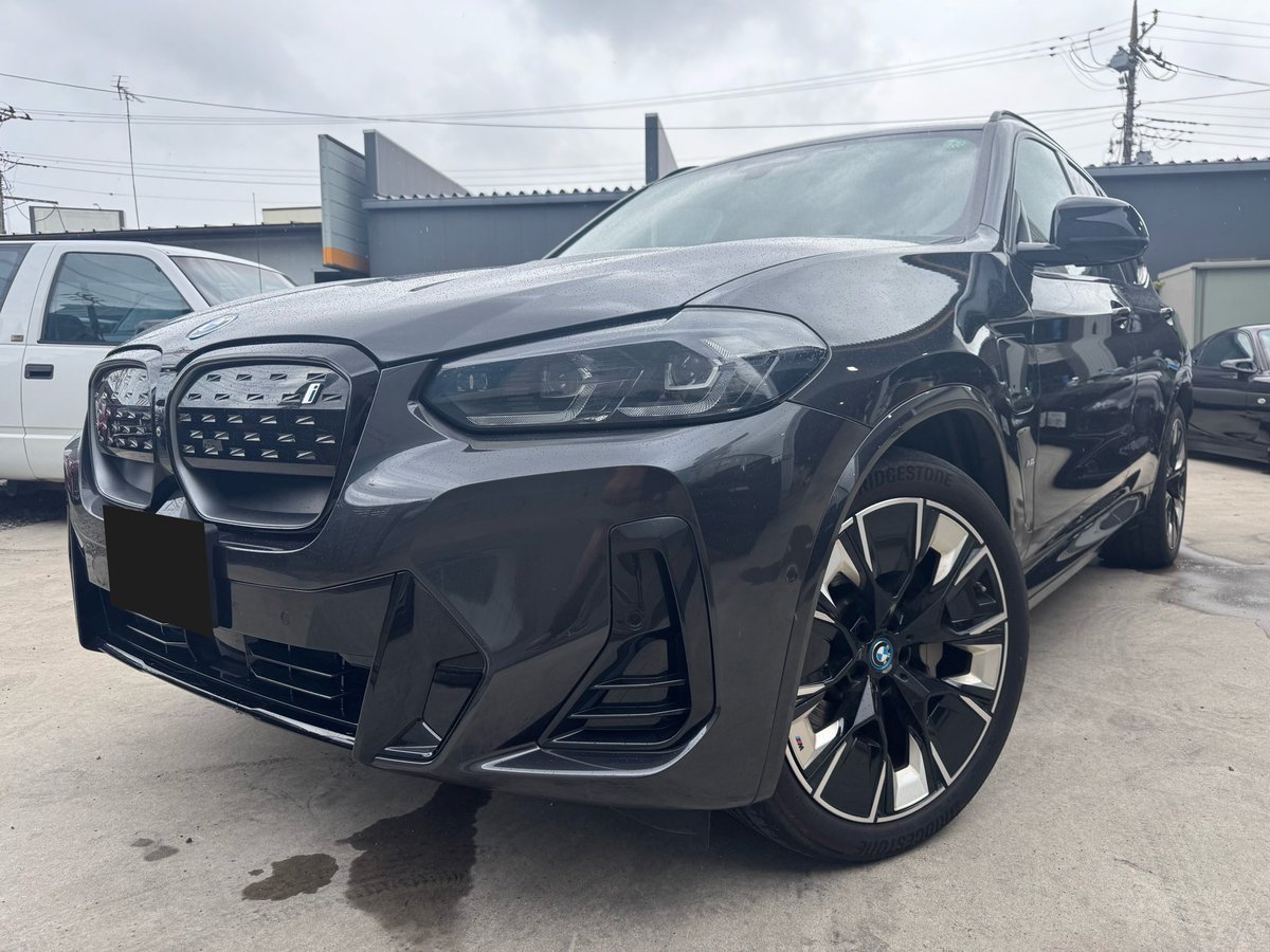 KsBASE1's tweet photo. BMW iX3 の買い取りご入庫になります🙏

当社ではあまり取扱いの無い電気自動車になります！

外装は中古の個体数も少ないグレー！
内装は落ち着いたブラウンレザーになります。

電気自動車色々言われておりますが中々良いです♪笑

気になる方はお問い合わせ下さい！ https://t.co/f0nrs0Fuou
