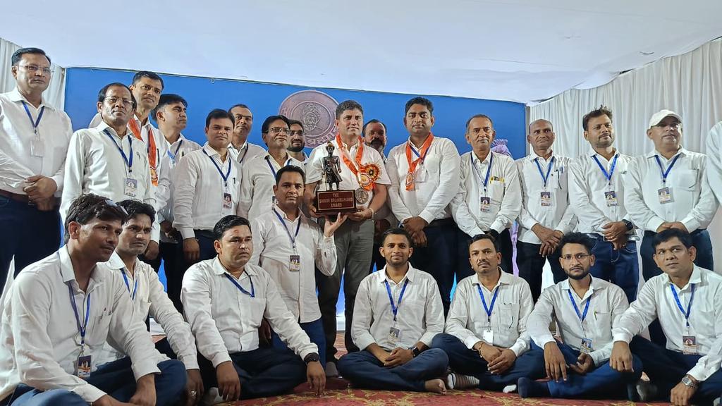 SiyagRau's tweet photo. स्वामी ब्रह्मानंद अंतर्राष्ट्रीय पुरस्कार – 2025  प्राप्त होने पर @DrBharatSaran1 को हार्दिक बधाईयां एवं शुभकामनाएं 💐 
यह उपलब्धि शिक्षा-जगत और समाज दोनों के लिए गर्व का क्षण है।
Proud of Team Fifty 🤞
#स्वामीब्रह्मानंदपुरस्कार2025
#teamfifty 
#drbharatsaran https://t.co/UMP4QG9Foh