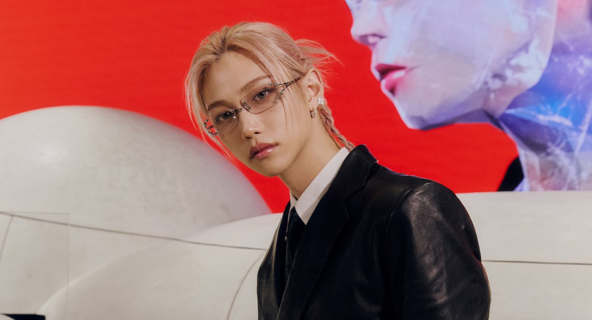 nomannersmag's tweet photo. Felix served Y2K meets futurism to celebrate the launch of Gentle Monster's 2025 Bold Collection. Modern chrome frames. Pink braided hair. Zero notes. 👓💖

Bonus: more of the star's best beauty moments.
https://t.co/3V3Yw5IPKa

#Felix #GENTLEMONSTER_BOLDCOLLECTION https://t.co/edWjXaS7JG