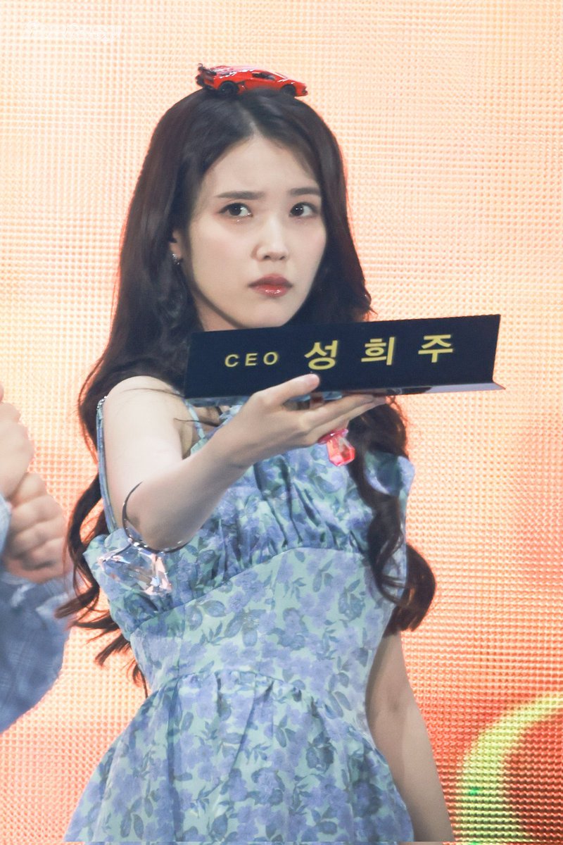 _inthedesert516's tweet photo. 아 🤨 이 표정으로 슈퍼카 미니어쳐 머리에 얹고 있는 게 진짜ㅋㅋㅋㅋㅋㅋㅋㅋㅋㅋㅋㅋㅋ https://t.co/szTABemGiV