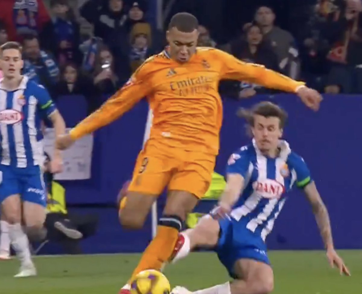 Os recuerdo que esta entrada con <a href="/KMbappe/">Kylian Mbappé</a> yéndose sólo a portería fue señalada como amarilla.