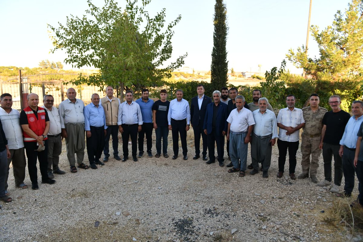 hasansildak's tweet photo. Türkiye’nin en büyük arkeoloji projesi olan 
Taş Tepeler kapsamında Karaköprü ilçemize bağlı Ayanlar mahallemizde başlatılacak olan kazı çalışmalarının yapılacağı alanda incelemede bulunduk, mahalle sakini vatandaşlarımızla 
bir araya geldik. 

Şanlıurfa’nın bir başka noktasında daha tarih ve kültürün izlerini ortaya çıkarmak için gerçekleştirilecek bu kazı çalışmalarını Kültür ve Turizm Bakanlığımız ile Chiba Teknoloji Enstitüsü ve Japon Anadolu Arkeoloji Enstitüsü birlikte yürütecek. 

#Ayanlar
#TaşTepeler
@TCKulturTurizm