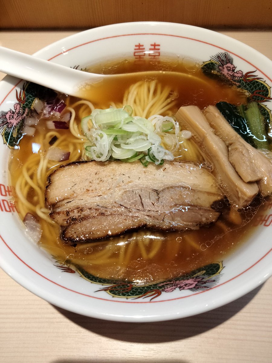 fukutaman4's tweet photo. 「中華そば 須紗」さん@新三郷駅で中華そば🍜、ソロモン🍖

ラーメン日和の今日は須紗さんへ💨ほんのり甘めな醤油が好き😋
限定の肩ロース燻製炙りはマンゴーカットされ、噛んだ瞬間に肉汁と香ばしさで白飯が頭を過ぎるが😍ラーメンと共に🈵

ごちそうさまでした🙏 https://t.co/kuhnNyabdY