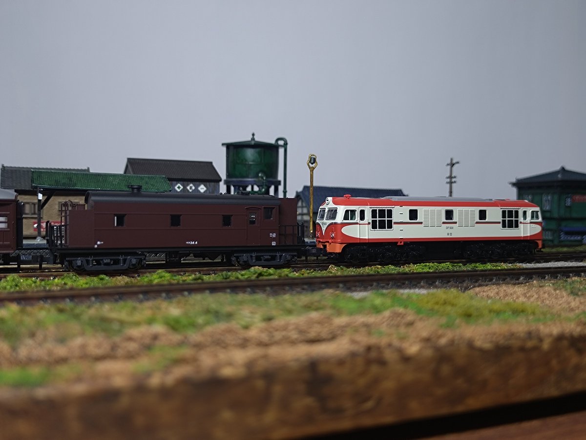 take7700gh5fs's tweet photo. DF90×マヌ34×普通列車❕1960年、ある日の常磐線❕DF90は日立製で試験機関車から国鉄に採用された数少ない機関車、常磐線で急行などを牽引して実績を残しました。 #マイクロエース #DF90 #常磐線 #モジュールレイアウト #ジオラマ #Nゲージ #鉄道模型 #模型撮り鉄 https://t.co/C6AyD4LSMC