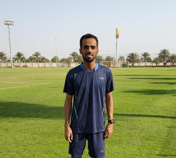 كلُّ ما كان مطلوباً منه فقط هو استدعاء حكم الساحة لمراجعة اللقطة .!
هل طلبنا الكثير .!!؟؟
مثل هذا الحكم في الدوريات العالمية يتم إيقافه مباشرة ومحاسبته وربما شطبه لأنه تجاوز صلاحياته وقرر نيابة عن حكم المباراة بعدم احتساب ضربة جزاء صريحة للأهلي .!!