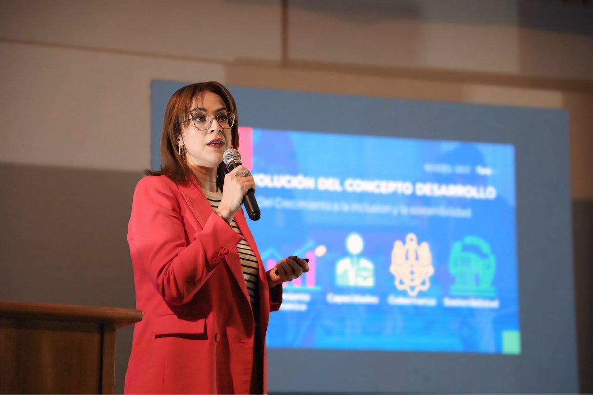 afd_py's tweet image. 📚 La AFD también forma a estudiantes universitarios

🎙️ Stella Guillén compartió su visión sobre economía, inclusión y sostenibilidad con estudiantes de la UNA en #Connected2025.  

💡 Un espacio de reflexión sobre el futuro del desarrollo económico en Paraguay.  

🌱 La AFD…