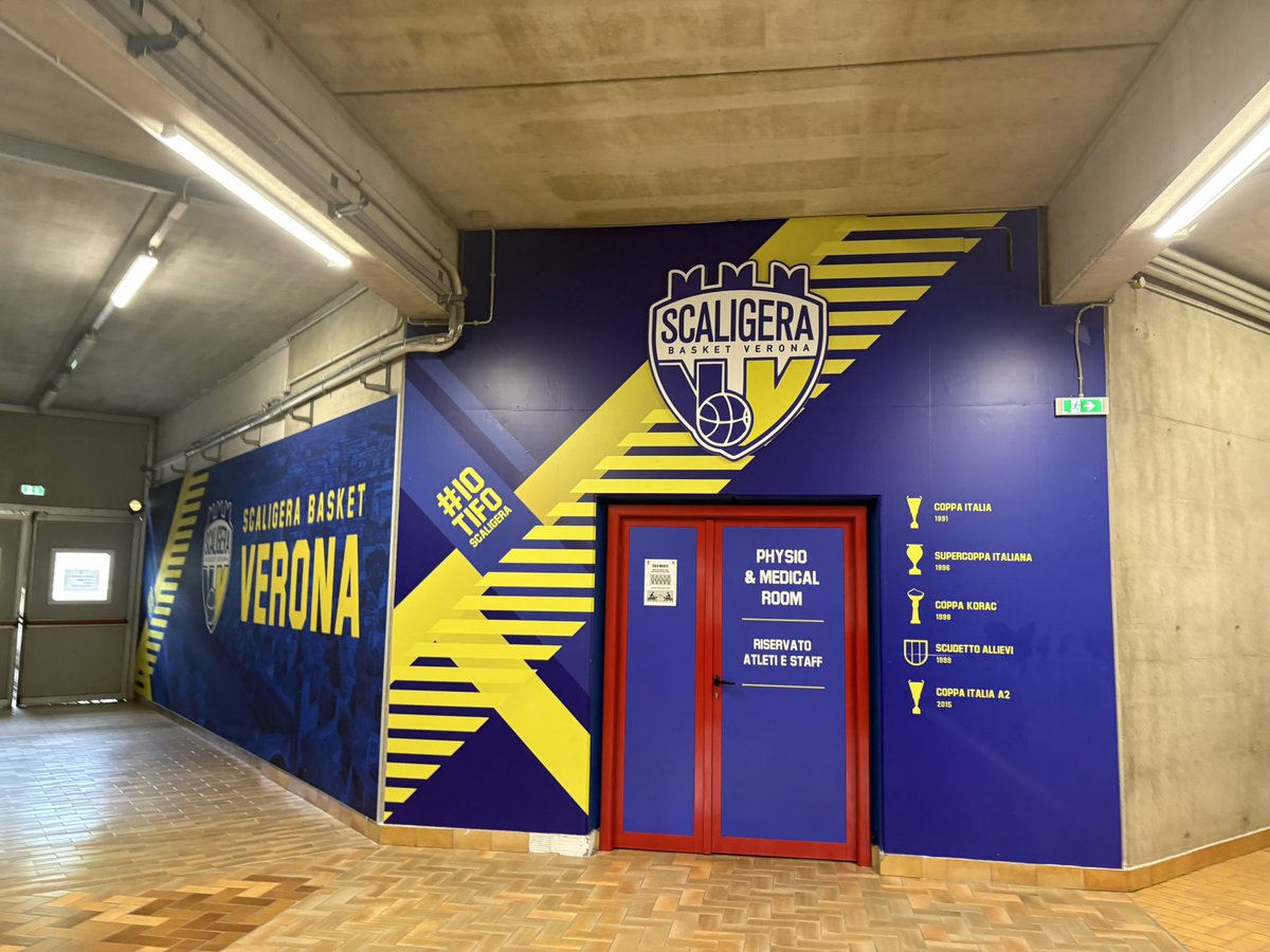 スタジアムの中はこちら。バスケチームとも共同利用です。