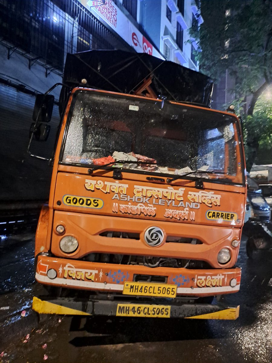 KeshvjiR's tweet photo. @MTPHereToHelp @MumbaiPolice @mybmc @BJYMWARD224 
Here the footpath iskept for walking. But here the parking is done, double parking all the time
I am attaching photos and videos to this. The location is Keshav ji Naya road Dongri, thenameof the transport is All Transport. https://t.co/CMA4xB2SNx