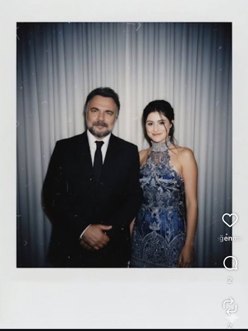 Yapay zeka fotoğrafları iyi ki edho zamanında yoktu diyordum o sırada instada bir fan sayfası ne paylaşmış..müzik olarakta yarım kalan sigarayı koymuş 10 dakika boyunca bakıştık i