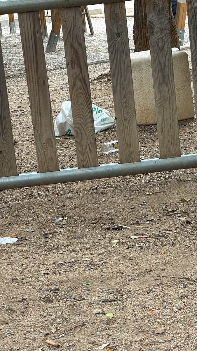 Tot el parc està brut! L’<a href="/AjSantBoi/">Ajuntament Sant Boi</a> no cuida les zones infantils. Ampolles de botellob, tobogan tot brit des de fa dies, ple de 💩 de gossos. Un parc del barri que podria ser genial a la sortida del cole i fa pena! I quan venen a netejar donen una volta amb el cotxe pel camp 🤬