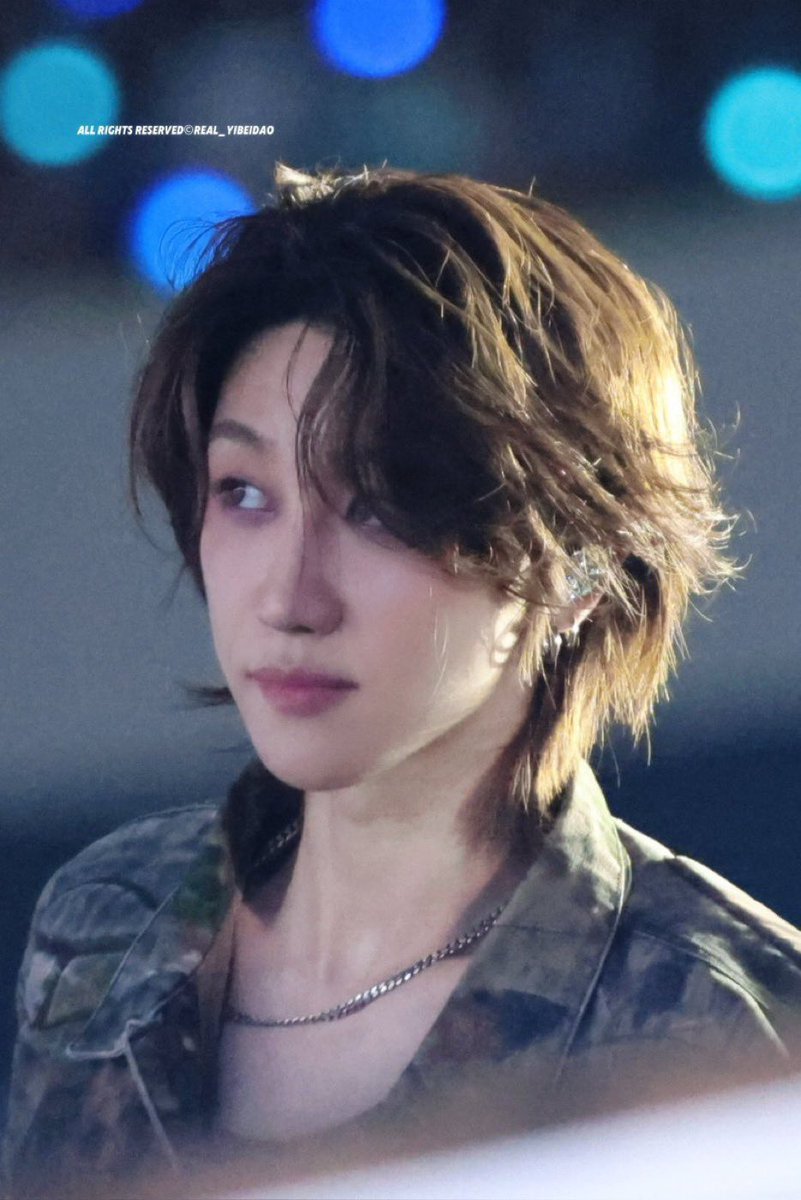 xmhjy's tweet photo. close all the hair salons in SK 😭 ban all the scissors in hybe 😭😭 literally he needs to have hair insurance for 1B won right now 😭😭😭 

he's so pretty with long hair and he is STILL growing it out 😭 minghao please continue 🥰🤍 https://t.co/4i0JW9WJbH