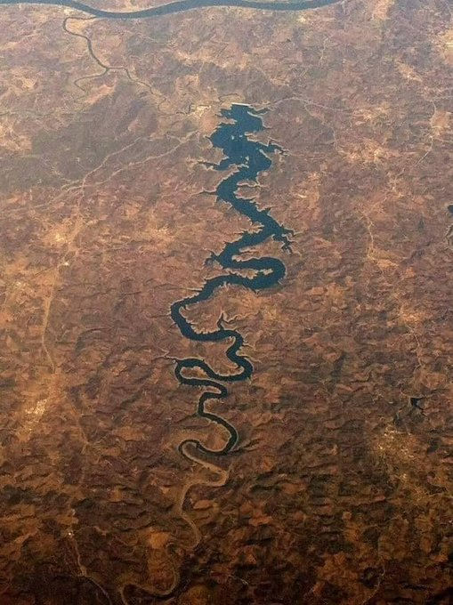 7. Presa de Odeleite en Portugal, también conocida como Río Dragón Azul