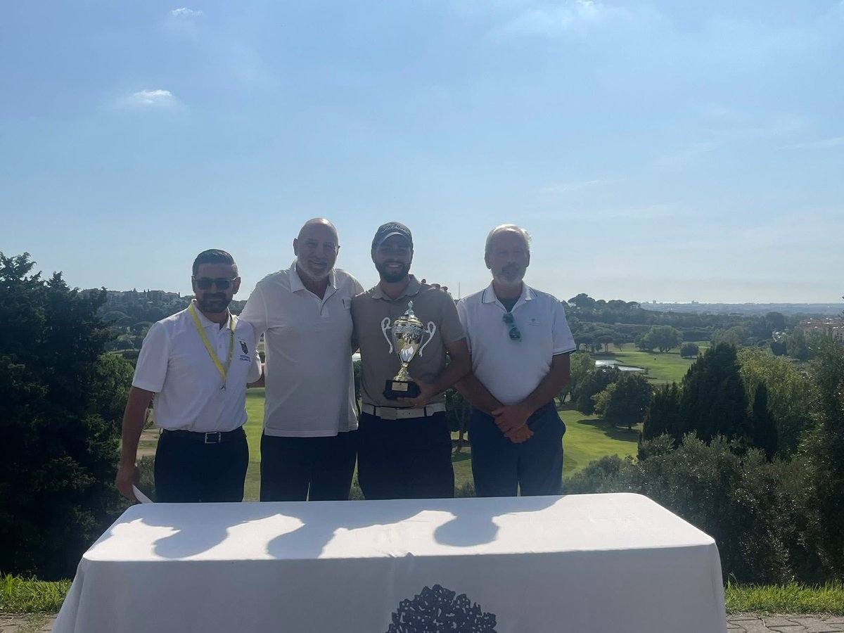 Castelgolf's tweet image. 🤩Complimenti al nostro Jacopo Fertuzzi 🔝 che oggi si è aggiudicato una splendida vittoria sul nostro campo 🥇🏆 Vince la Coppa D’Oro Città di Castelgandolfo con 70 (-2) nel primo giro, 71 (-1) nel secondo e 74 (+2) nel terzo con un totale di 215( -1) ⛳️🏌🏻‍♂️