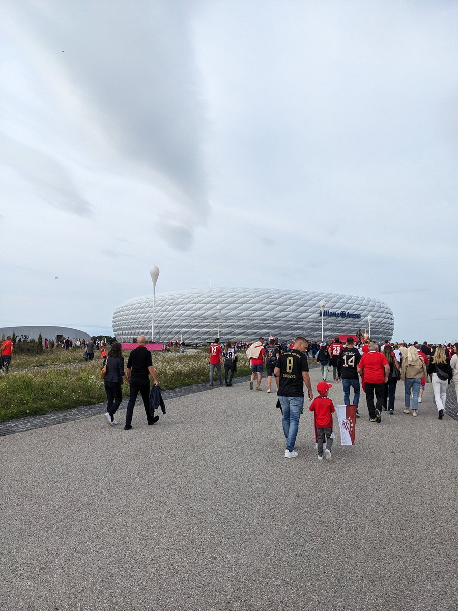 Alexfourty7's tweet photo. Auf geht's #FCBHSV https://t.co/hZyyPldT5F