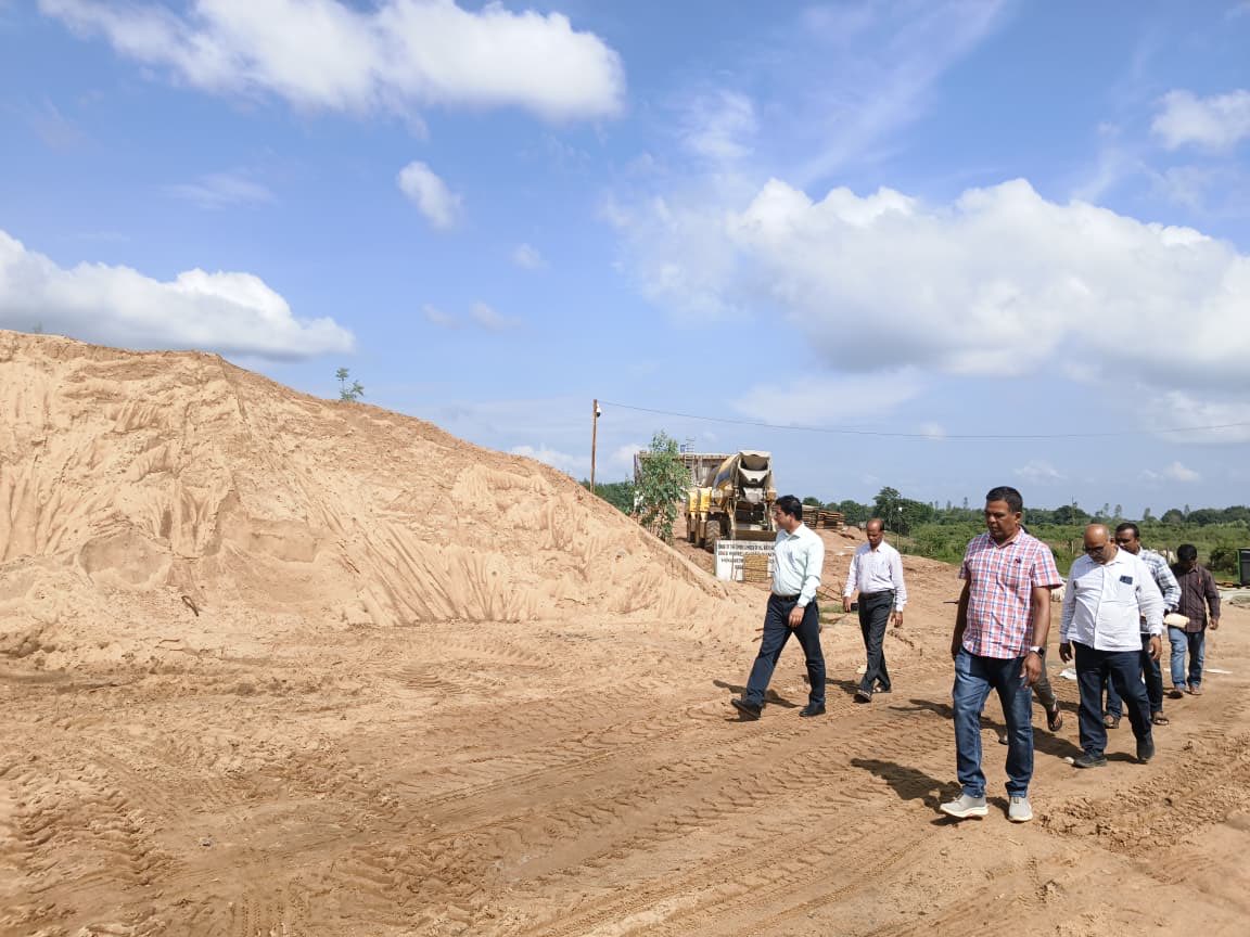 DMnabarangpur's tweet photo. Visited Bainsabeda sand source of Kodinga Tahasil. Instructed the Tahasildar to investigate and address illegal sand transportation. #Kodinga #SandRegulation @CMO_Odisha @rdmodisha https://t.co/LTLAlzQSkr