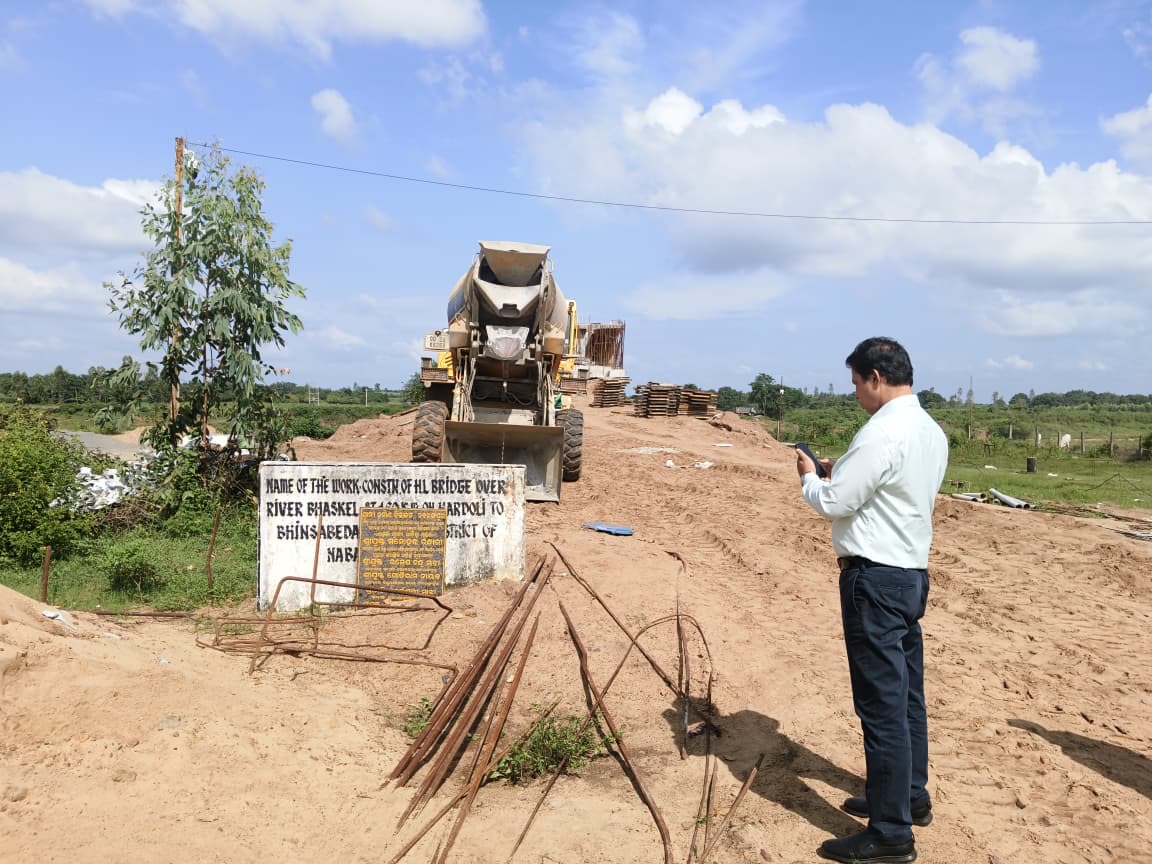DMnabarangpur's tweet photo. Visited Bainsabeda sand source of Kodinga Tahasil. Instructed the Tahasildar to investigate and address illegal sand transportation. #Kodinga #SandRegulation @CMO_Odisha @rdmodisha https://t.co/LTLAlzQSkr
