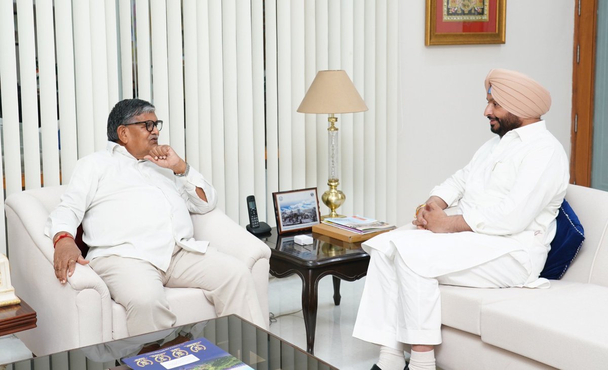 आज पंजाब राजभवन, चंडीगढ़ में केंद्रीय मंत्री श्री रवनीत सिंह बिट्टू जी से शिष्टाचार भेंट की। पंजाब में हालिया बाढ़ की स्थिति व प्रभावित परिवारों के पुनर्वास पर विस्तृत चर्चा हुई। राज्य व केंद्र सरकार मिलकर समयबद्ध राहत व पुनर्निर्माण हेतु संकल्पबद्ध हैं। <a href="/RavneetBittu/">Ravneet Singh Bittu</a>