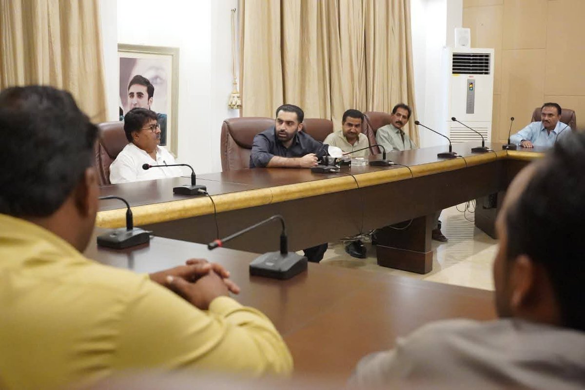FaisalB03265422's tweet photo. Rahuki Tandojam: PPP active leader Rawal Sharjeel Memon met with UC committee members at Rawal House, where a detailed discussion was held on union council development works and public issues. 🇱🇾
@rawalsharjeel @sharjeelinam
@BBhuttoZardari @AseefaBZ
#Ps61 #RawalHouse #Rahuki https://t.co/9sz5ybs5RY