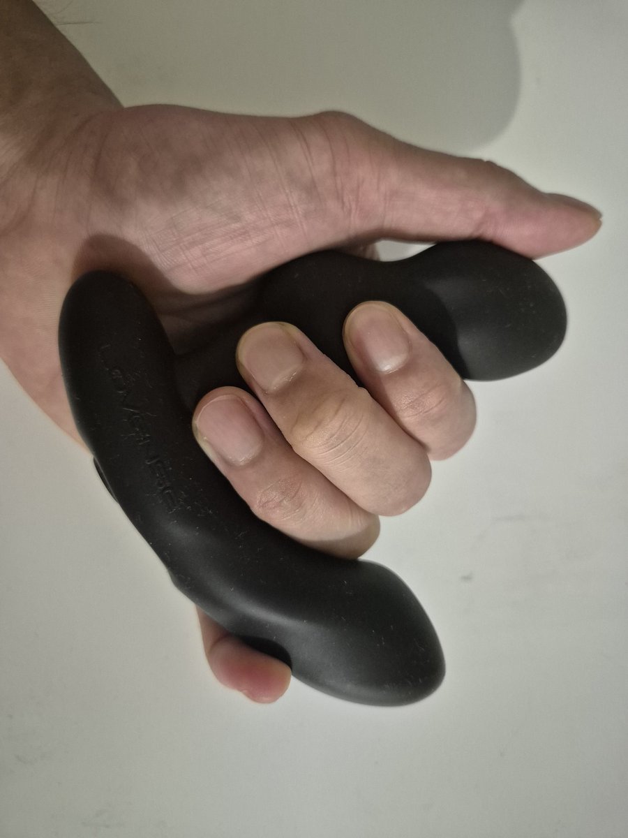 kousuke_jpsc's tweet photo. 常連リスナーさんの希望で今ずっと使いよるピンクLovense Lush3よりも前に買ってお��入りしとったEdge2を充電🔋したばい。プレゼントメニューにも追加したけんこっち挿入させたい人リクエスト待っとうよ。明日は16時頃開始予定❗
#Stripchat #Lovense #Rush #筋トレ男子 #エロ配信 https://t.co/anME9Ovyxs