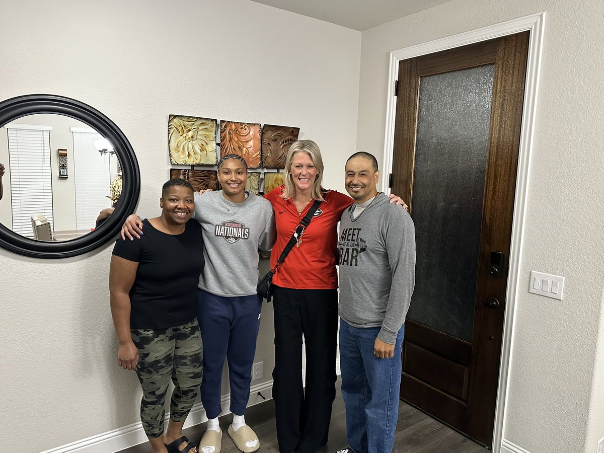 garcia_amayah's tweet photo. Thanks for coming to visit @UGA_WBB!! Reallyyy enjoyed having y’all!!❤️🖤@COACH_ABE https://t.co/Pcc2e3RddK