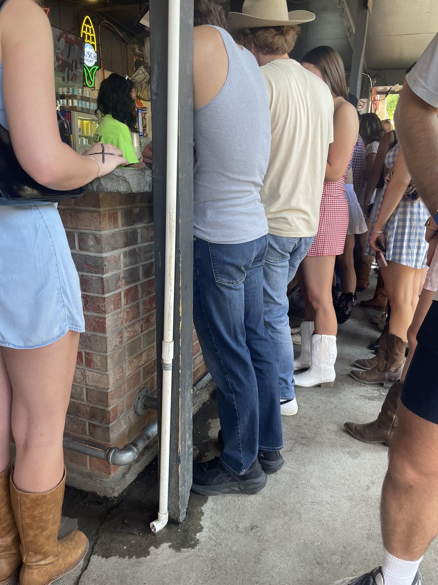 FuncleNed's tweet image. Bro definitely drinks a 12 pack every night and beats his girlfriend #nuke