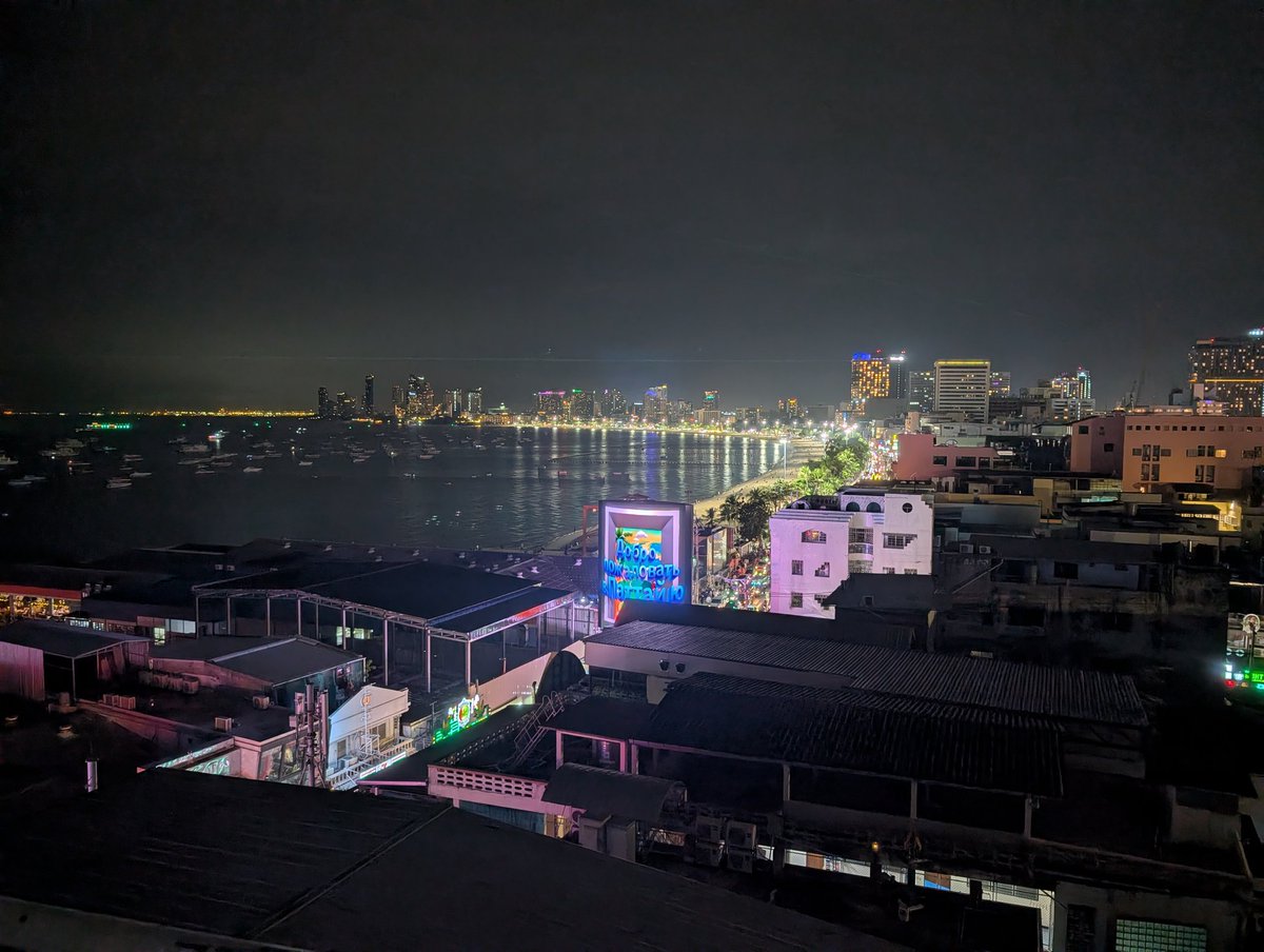 lp_rdx's tweet photo. パタヤでチルしてます。昔来た時より楽しめたのは自分がおじさんになったからだろうな。 https://t.co/6xP346pl0f