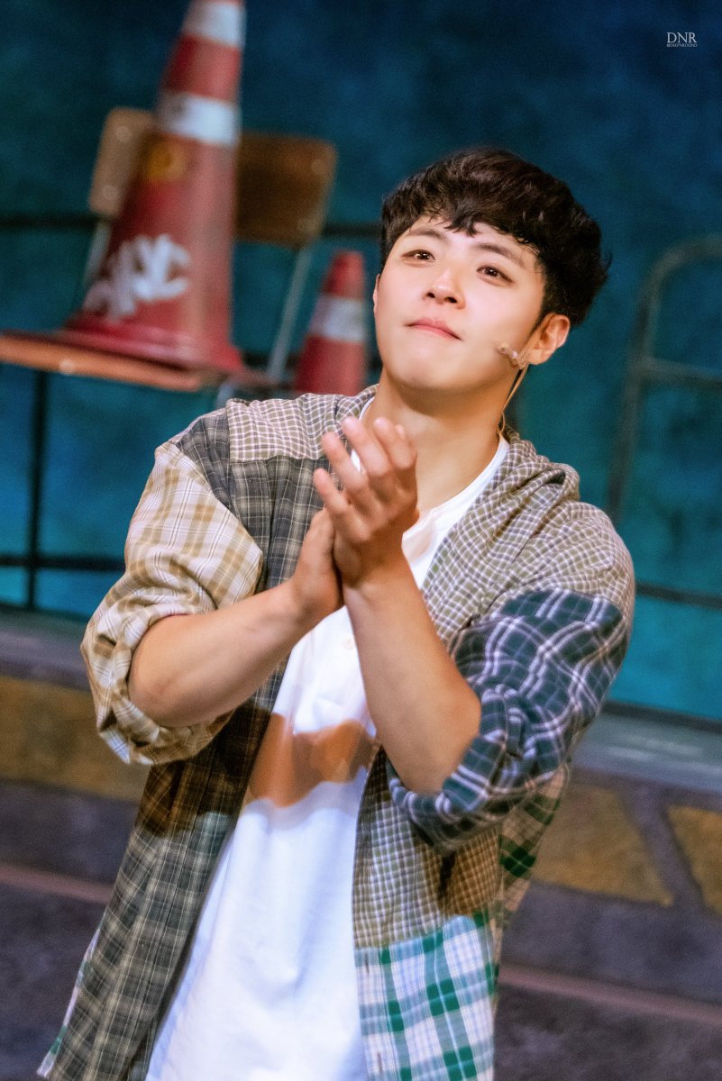 DeepNround's tweet photo. 250913 
#타조소년들 낮공 커튼콜 
블레이크 | #박정원 배우님

만약 우리가 로스를 위해 뭔가를 해야 한다면, 그건 더 로스다운 거였으면 좋겠어. https://t.co/bzApxZHXxl