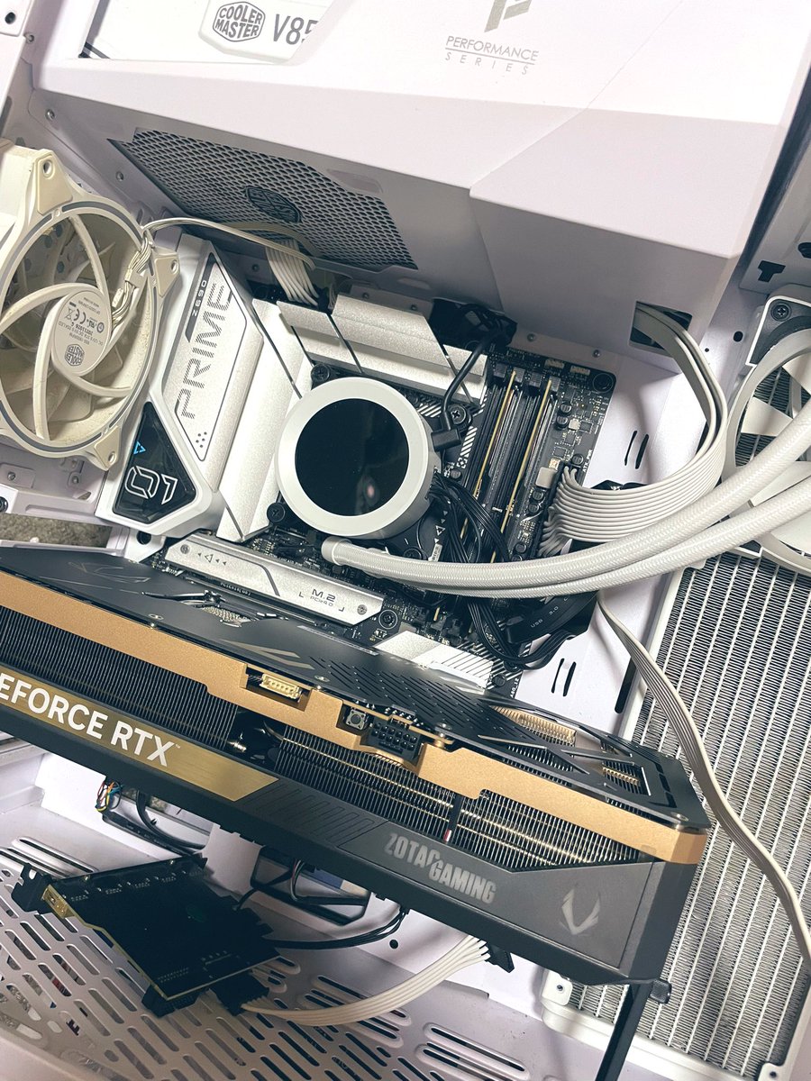 PCアップデートした〜
ケースの作りの問題で色々干渉しちゃうから一旦ファン削ってこれで...
gpu延長線買ってgpuは縦置き配置にしないと排熱やばいと思われるからAmazon君で発注やな