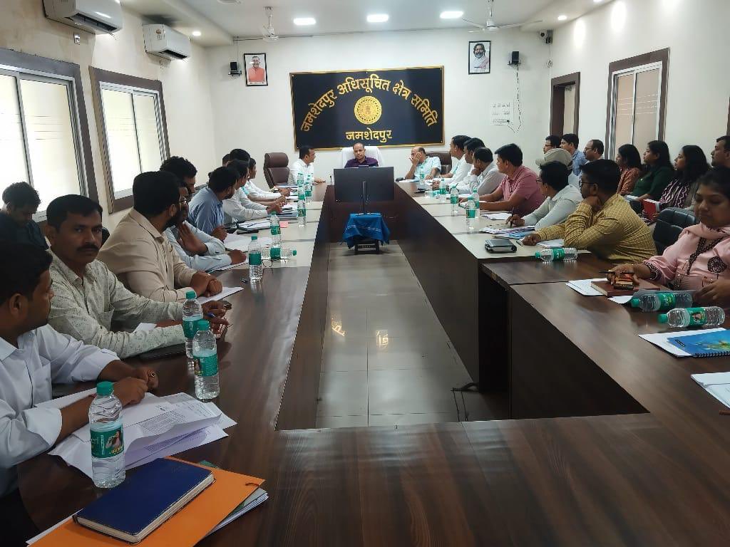 jnacjsr's tweet photo. उपायुक्त श्री कर्ण सत्यार्थी (IAS) ने JNAC, Mango नगर निगम, चाकुलिया नगर पंचायत व जुगसलाई नगर परिषद संग बैठक की।

✅ राज्य व केंद्र योजनाओं की समीक्षा
✅ 30 सितम्बर तक सभी लक्ष्य पूरे करने का निर्देश
✅ पूजा पंडालों व सार्वजनिक स्थलों पर विशेष स्वच्छता
@DCEastSinghbhum @kkjnac https://t.co/nGJvbdIHIc