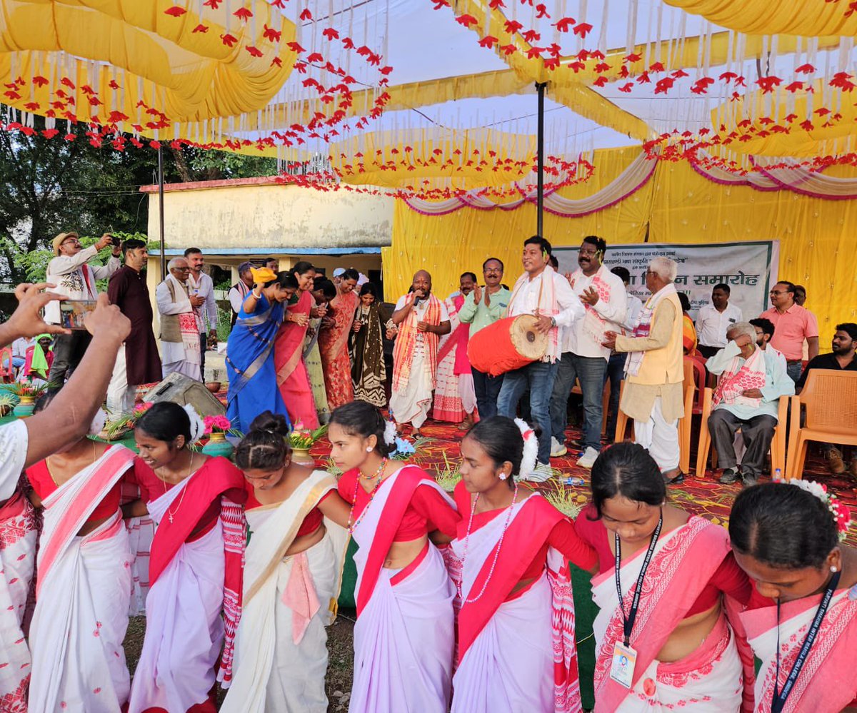 facebook.com/share/p/17D8az…

करमा-जितिया मिलन समारोह में पारंपरिक वाद्य यंत्र ढोलक बजाने का मिला मौक़ा। जहाँ बड़े भाई सह कोलेबिरा विधायक माननीय श्री विक्सल कोंगाडी जी और कई पद्मश्री मधु मंसूरी, महावीर नायक सहित कई लोग झूम उठे।
<a href="/HemantSorenJMM/">Hemant Soren</a> 
<a href="/prdjharkhand/">IPRD Jharkhand</a> 
<a href="/INCIndia/">Congress</a> <a href="/INCJharkhand_/">INCJharkhand</a>