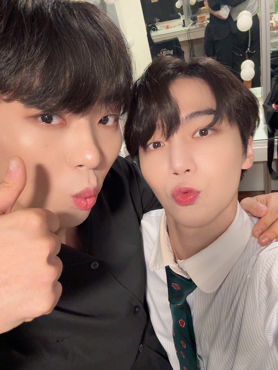 jinhojo_x's tweet photo. 졸~~~~업🎓 https://t.co/JcWayTnN1G