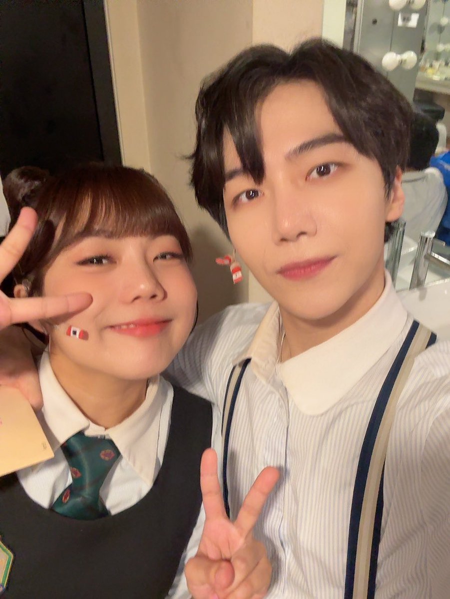 jinhojo_x's tweet photo. 졸~~~~업🎓 https://t.co/JcWayTnN1G