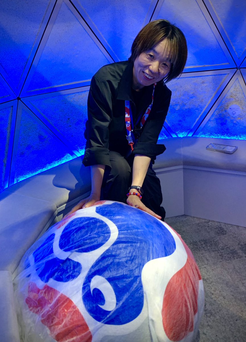 万博にこみゃく玉出現🔴🔵
これね‼️呼吸してるんです。
万博唯一⁉️生きてるこみゃく。
パナソニックパビリオン ノモの国 大地エリアの呼吸玉が、ついに『こみゃく玉』に🔵🔴
どんな風に呼吸してるのか、動画を撮ったらわかるよ！
ぜひぜひこみゃく玉に会いに来てね！
ついでにわたしにも会いに来てね！