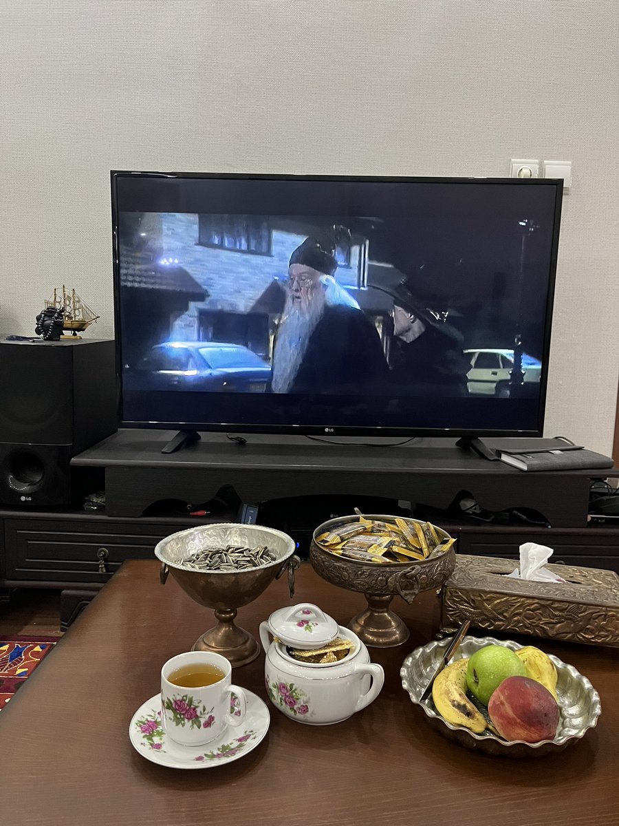 چشم پدر بزرگ رو دور دیدم و وسط یه عالمه سریال و کتاب نصفه نیمه، برای بار ۵۴۳۶ نشستم هری پاتر میبینم…
خوشحال ترینم 🥰😊