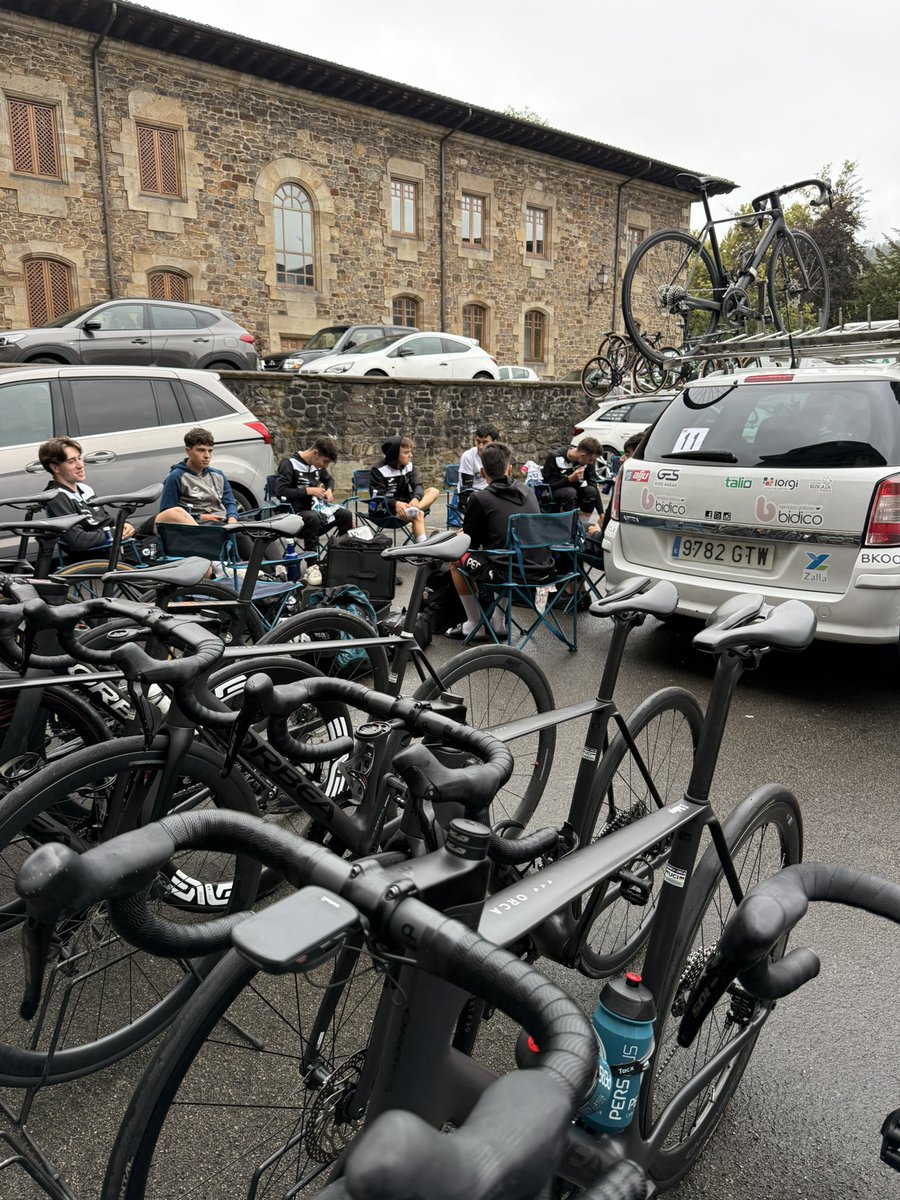 zabalgarbiteam's tweet photo. Hoy nos ha tocado en Oñati ganar las METAS VOLANTES, hemos disfrutado en la escapada con tres integrantes ¡ una fiesta ! Para ir finalizando la temporada 💪💪 la semana que viene Vuelta Salamanca y Ataun dará por finiquitada la temporada actual 🚵‍♂️ https://t.co/2IzGBEO4kc