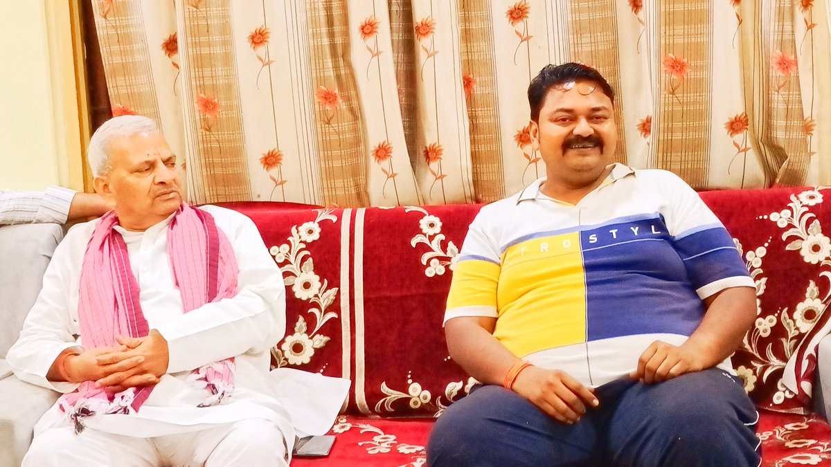 AnuragVerma_SP's tweet photo. फतेहपुर के लोकप्रिय सांसद हमारे अभिभावक आदरणीय @NareshUttamSP  जी मेरा पैर टूट जाने की जानकारी होने पर आज हमारे निवास पर हमारे स्वास्थ्य का हालचाल लेने आए !