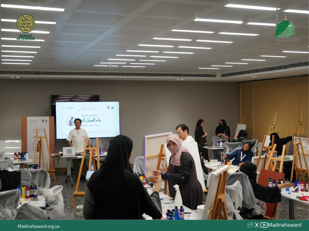 انطلقت اليوم ورشة تدريبية متخصصة في الفنون التشكيلية بعنوان “بناء العمل الفني” والتي تنظمها مؤسسة جائزة المدينة المنورة ضمن فعاليات جائزة فنون المدينة في دورته الأولى لعام 2025، ويقدّمها الفنان التشكيلي نهار مرزوق، وتستمر لمدة أربعة أيام وذلك بمقر غرفة المدينة المنورة.
وتهدف