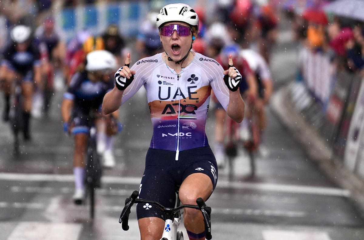 First road victory of the season for Lara Gillespie!
Under the rain, she powered through the sprint to win À Travers les Hauts de France. 

📸 Aymeric Lassak

#UAETeamADQ #UnitedToBeStronger #WeRideToInspire #BeyondLimits