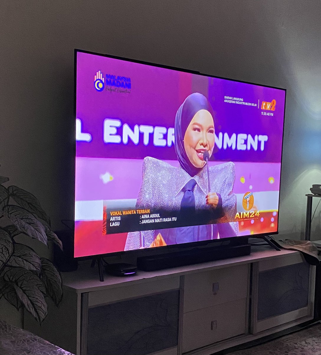 sensoolmaoo's tweet photo. Ehh ehh queen you deserve again yeayyy🥹✨🔥🔥🔥. Btw 3 awards queen aina gan ernie dapat🥹✨
 #aim24 #AinaAbdul #ErnieZakri https://t.co/36BNMRkY9u