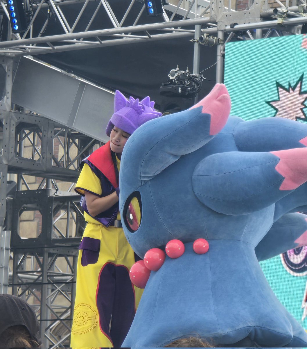ururun__08's tweet photo. ポケモン アンストッパブル ハロウィンパーティ！行ってきました！このお姉さんとムウマのやり取りが可愛すぎて...そしてブンブン推しになりました
 #USJ  #ユニバ https://t.co/5cEDCzwZyu
