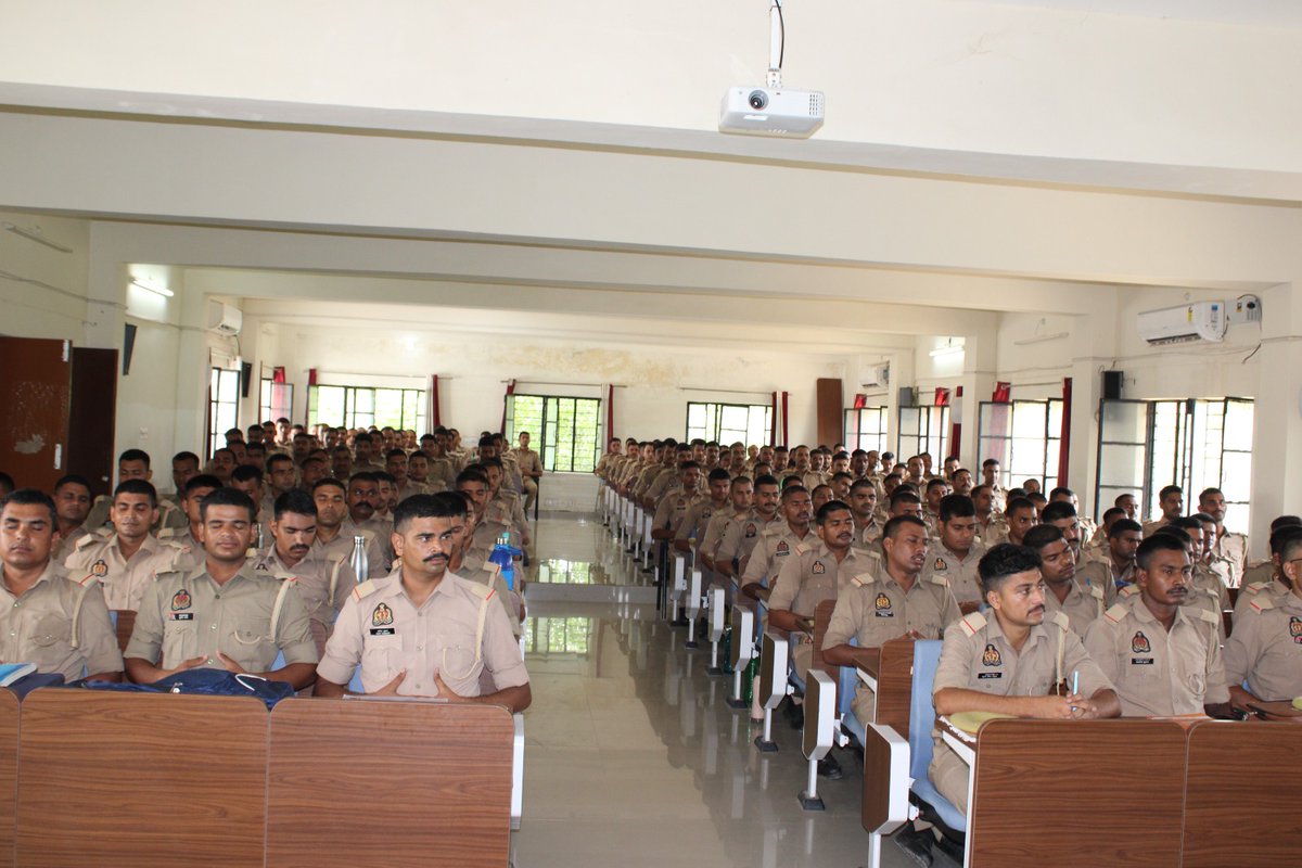 “इस कार्यशाला के सफल आयोजन में पुलिस उपाधीक्षक, PTS कालपी श्री अमित कुमार पाण्डेय तथा PTS Indoor Trainers का उल्लेखनीय सहयोग रहा। प्रशिक्षु साथियों को मानसिक स्वास्थ्य एवं वेलनेस के महत्व से व्यवहारिक रूप से अवगत कराने में उनका योगदान अत्यंत सराहनीय रहा।”
