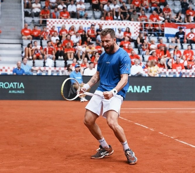 CORENTIN MOUTET 🇫🇷 ENVOIE LA FRANCE EN PHASE FINALE ! 

Belle victoire pour terminer cette recontre contre la Croatie, victoire 3-1. 

Et donc week-end parfait pour Coco, qui a battu Cilic, 7-5 6-4.

Bravooo les garçons, du bon boulot. 

📸 <a href="/FFTennis/">FFT</a>