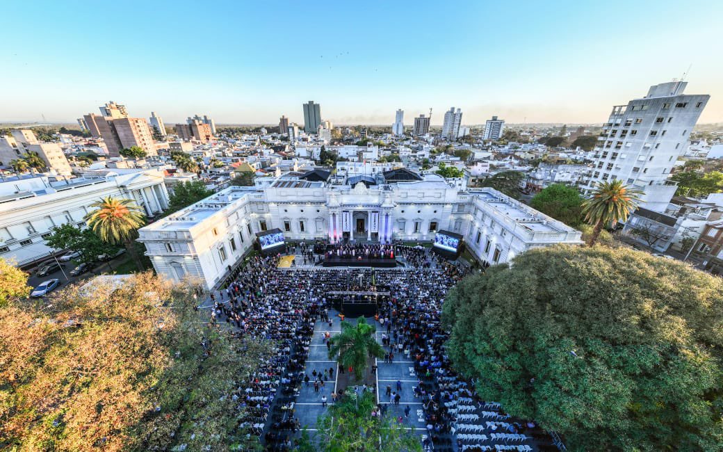 💪 Un día histórico
Santa Fe tiene una nueva Constitución que moderniza el Estado y abre una etapa de futuro.
Fortalece instituciones, impulsa la autonomía municipal y garantiza un gobierno más justo, transparente y cercano.