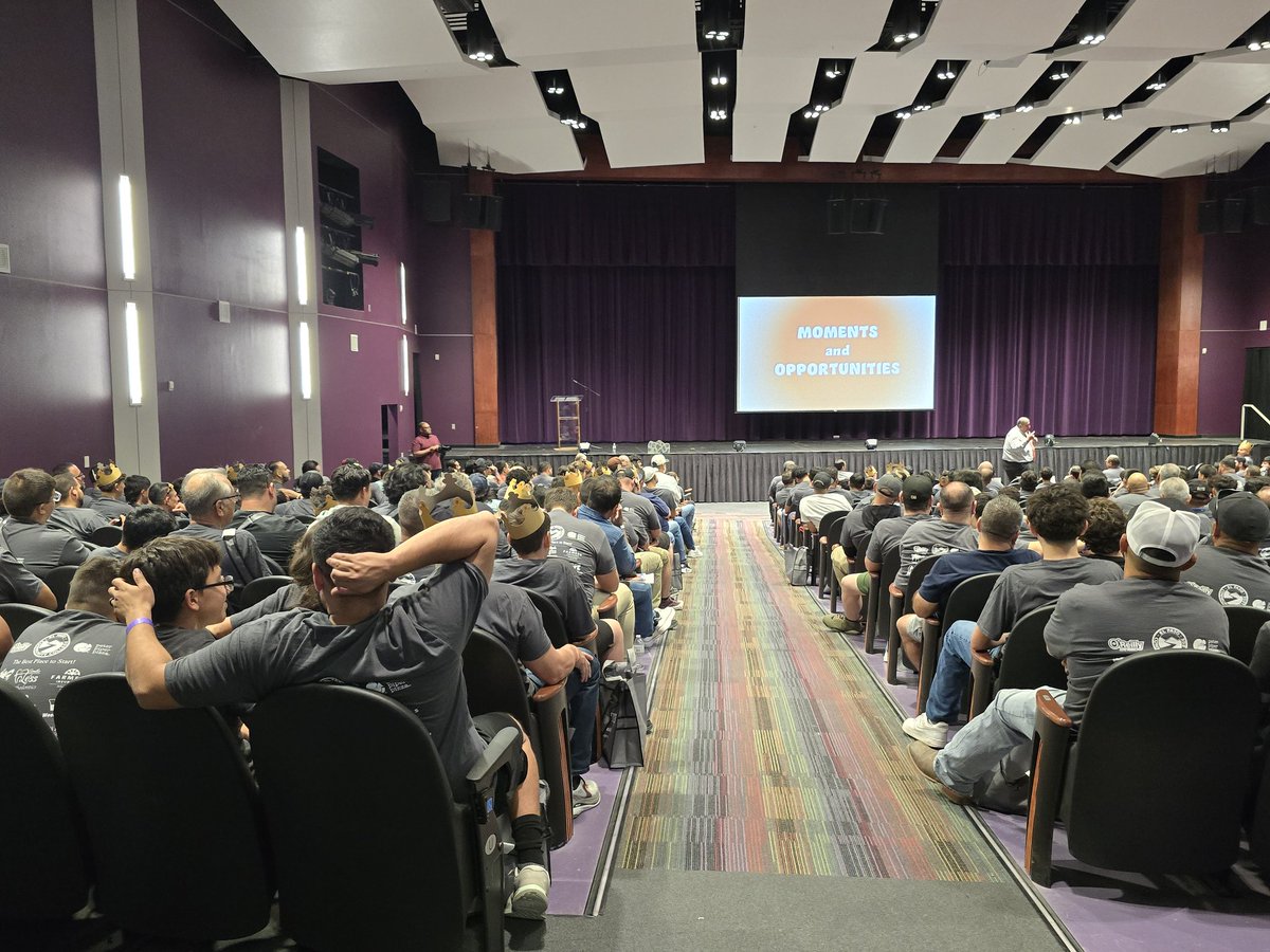 BelleApuan_ELMS's tweet image. Our SISD Father & Son Conference is going all day! Tons of presenters and exhibitors!!! What an amazing opportunity to build relationships!
