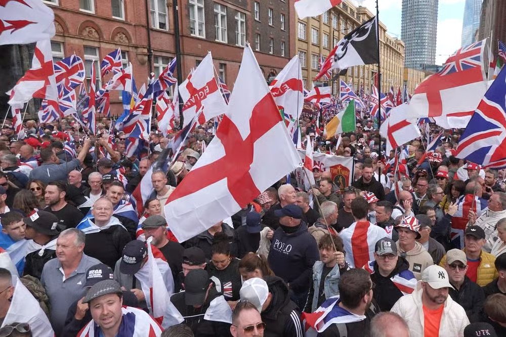 Of course, the fascist march was big today in #London. It was supposed to be anti-establishment, but it only got bigger lately because the elites of this country are distracting people with racism to change the debate from paying their fair share.

#londonprotest #TommyRobinson