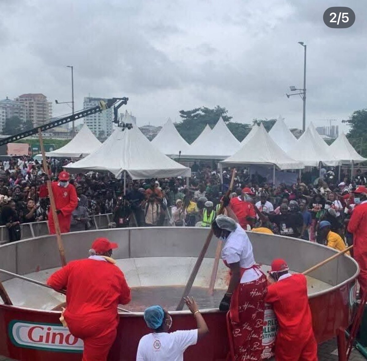 Watching able-bodied youths fall head over heels in a bid to grab a plate of Jollof Rice in 2025 is really disheartening.
Some even passed the night on a bare floor..💔💔😤😥